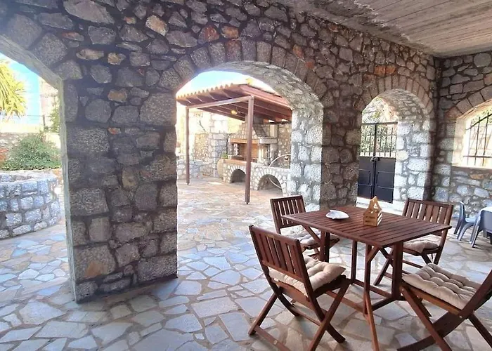 Kitta Vouterakou Family Towerhouse