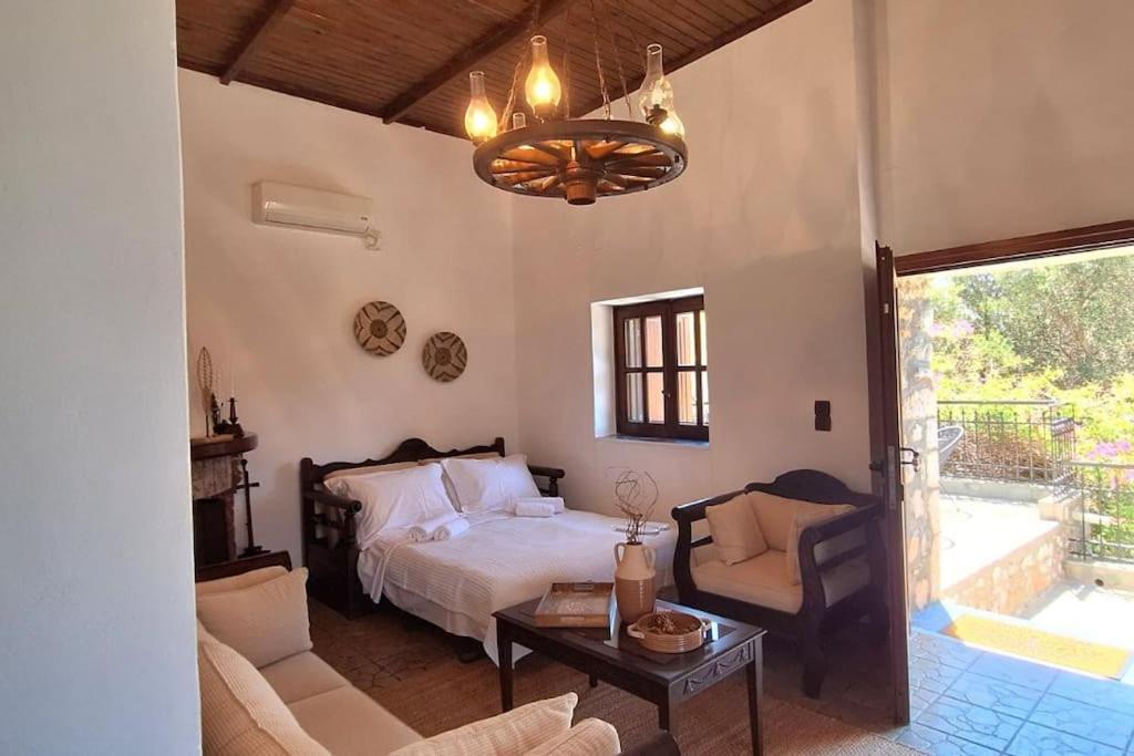 Kitta Vouterakou Family Towerhouse *