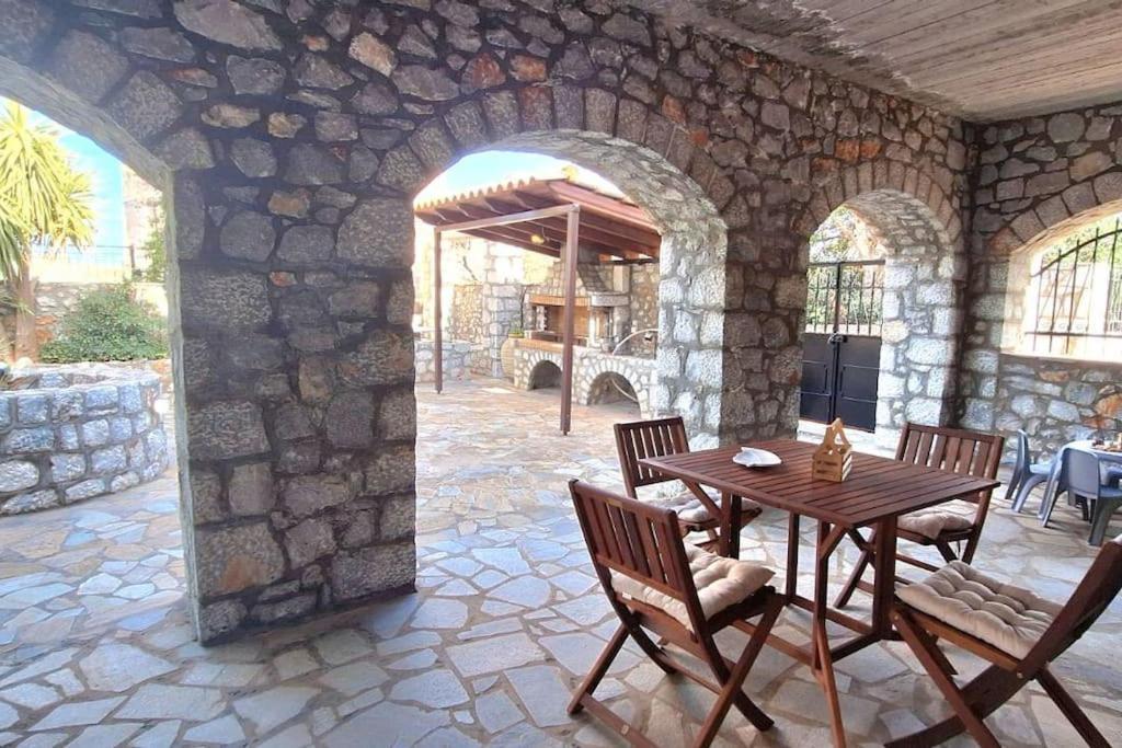 Kitta Vouterakou Family Towerhouse