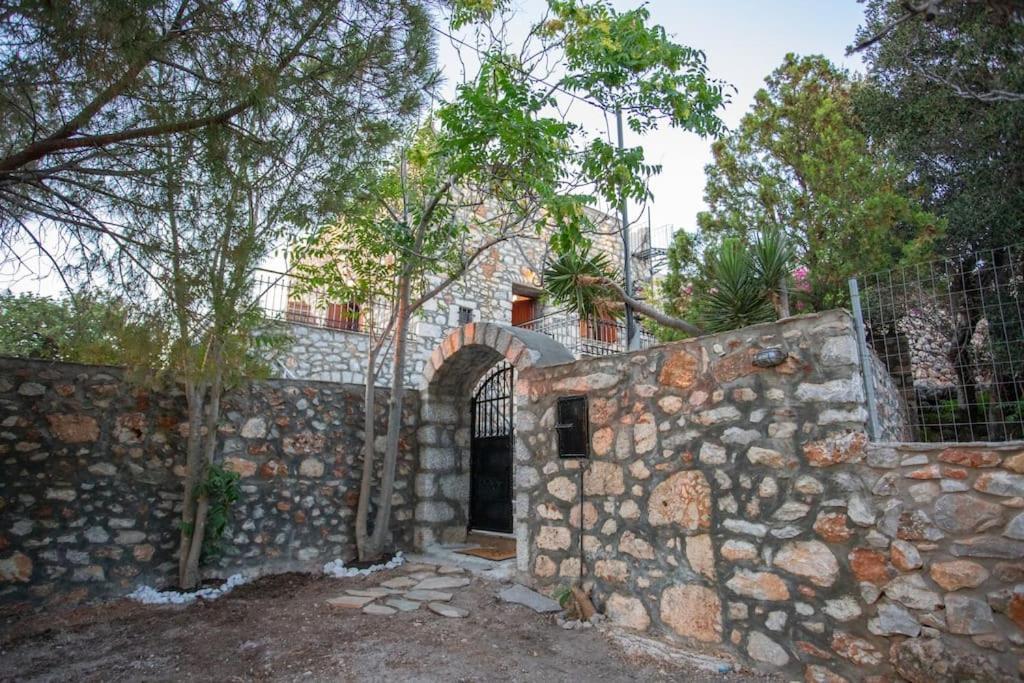 Kitta Vouterakou Family Towerhouse
