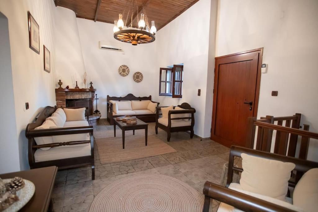 Kitta Vouterakou Family Towerhouse