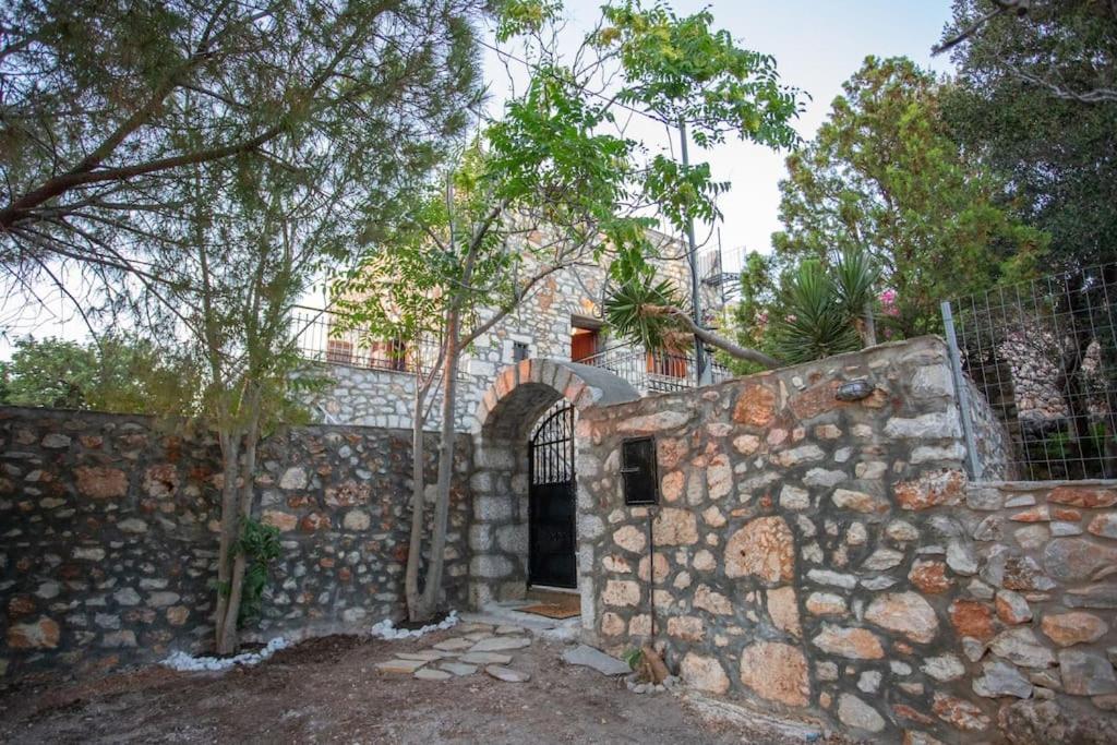 Kitta Vouterakou Family Towerhouse * Koita