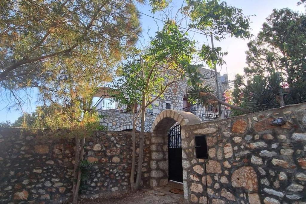 Kitta Vouterakou Family Towerhouse