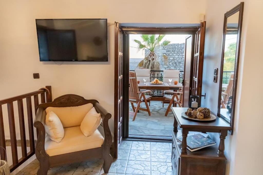 Kitta Vouterakou Family Towerhouse *